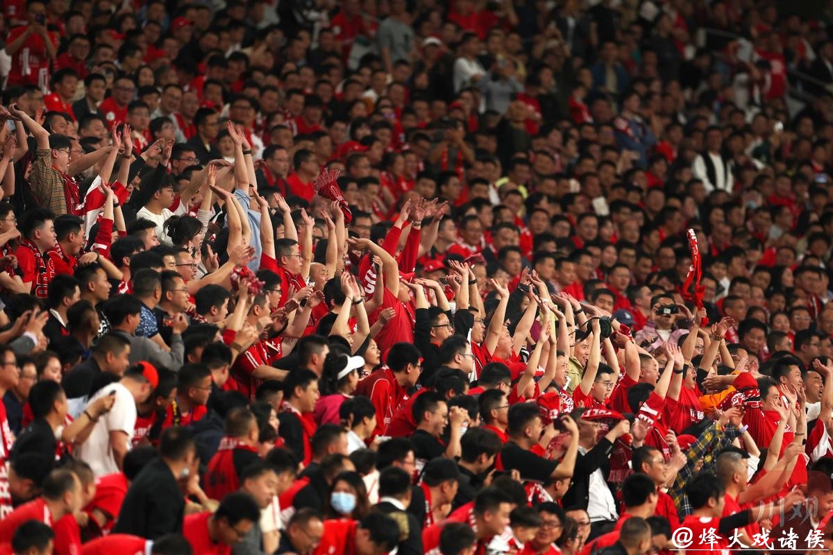 世界杯外围赛：观众的狂热与激情